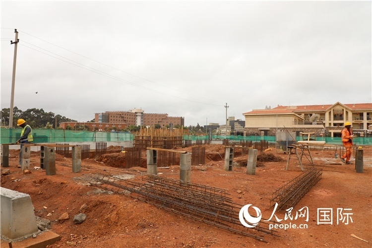 圖為孔子學(xué)院項(xiàng)目施工現(xiàn)場。人民網(wǎng)記者 沈小曉攝。