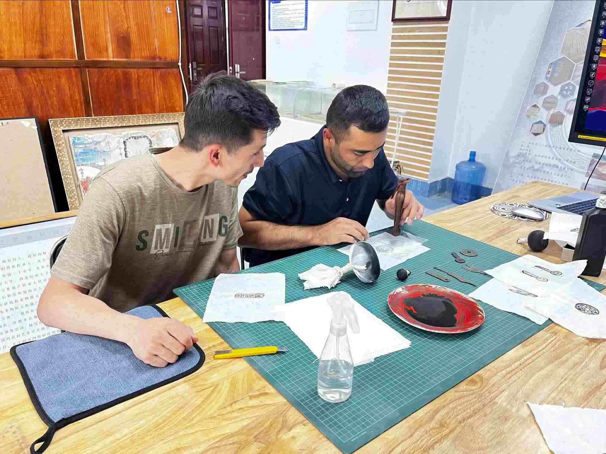 營員們動手體驗“非遺”技藝。校方供圖