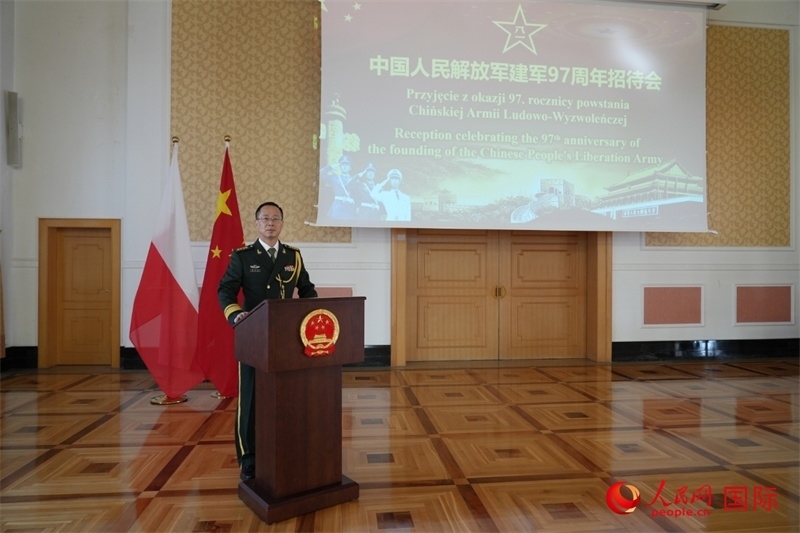 波蘭使館國防武官張寅生大校在招待會上致辭。人民網(wǎng)記者 李增偉攝 