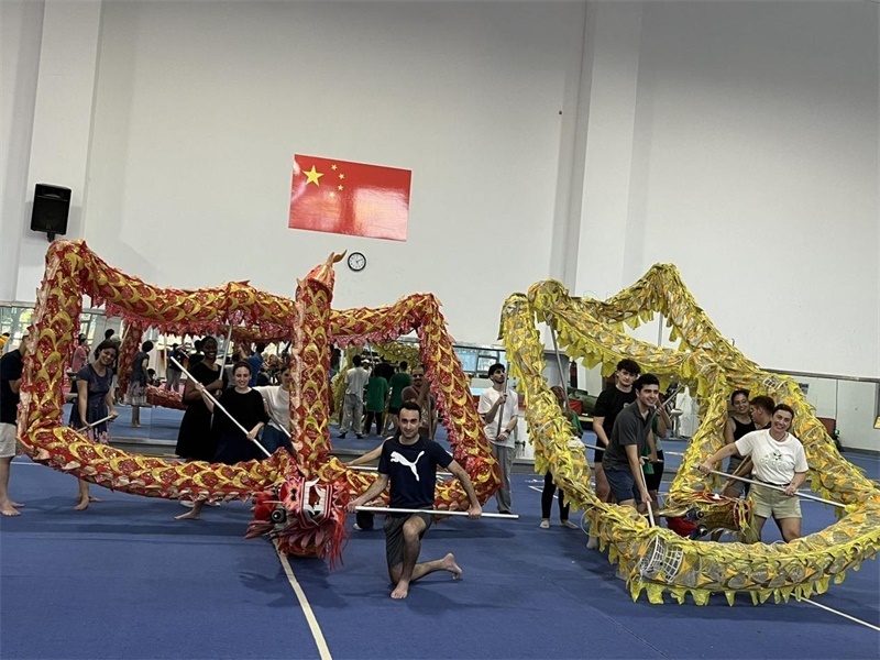 在中國和巴西共迎兩國建交50周年之際，巴西圣保羅州立大學(xué)孔子學(xué)院今年7月成功組織多批、近40名巴西青少年來華進行短期訪問交流，圖為訪問團成員在中國參加文化體驗活動。 巴西圣保羅州立大學(xué)孔子學(xué)院供圖