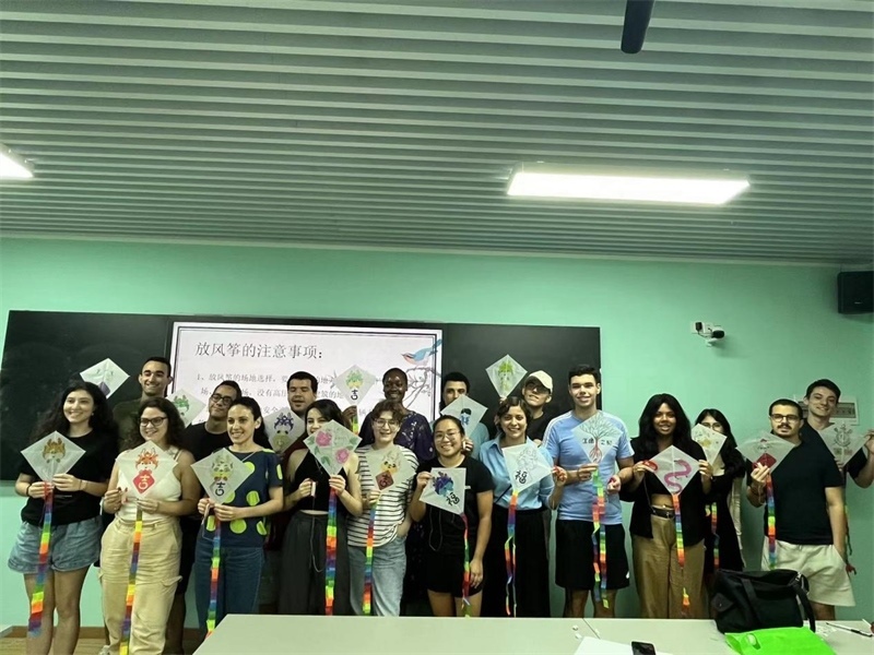 在中國和巴西共迎兩國建交50周年之際，巴西圣保羅州立大學(xué)孔子學(xué)院今年7月成功組織多批、近40名巴西青少年來華進行短期訪問交流，圖為訪問團成員參加文化體驗活動。 巴西圣保羅州立大學(xué)孔子學(xué)院供圖