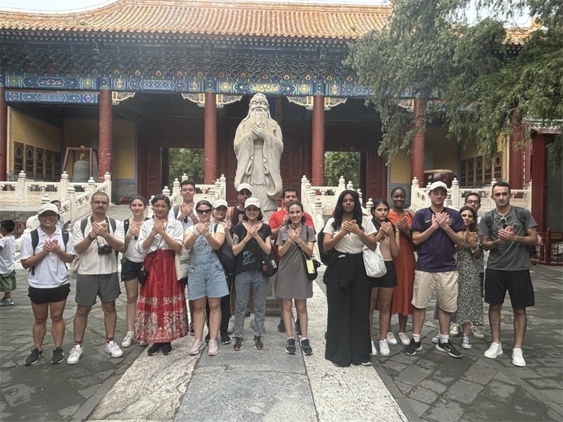 在中國和巴西共迎兩國建交50周年之際，巴西圣保羅州立大學(xué)孔子學(xué)院今年7月成功組織多批、近40名巴西青少年來華進行短期訪問交流，圖為訪問團成員參加文化體驗活動。 巴西圣保羅州立大學(xué)孔子學(xué)院供圖