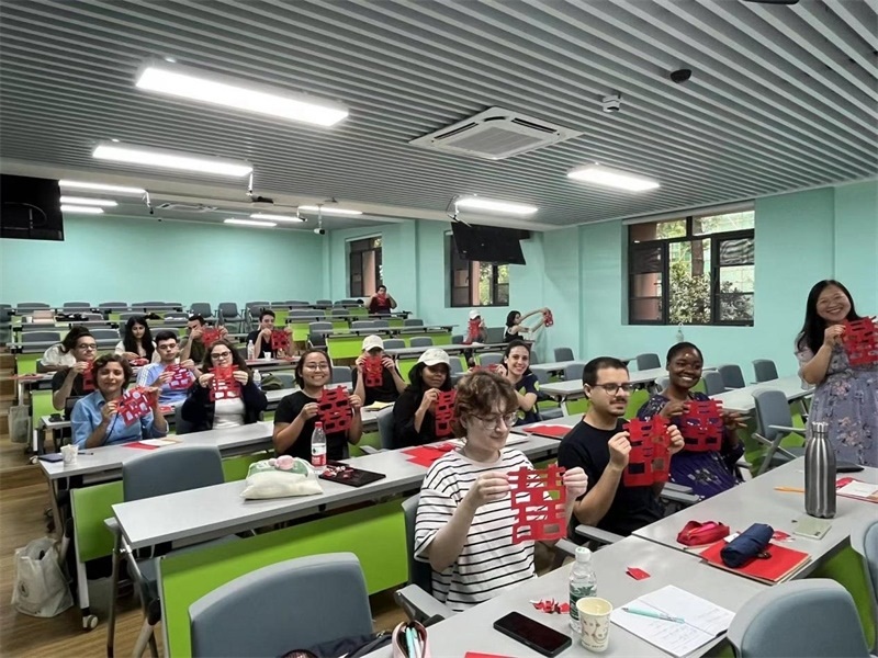 在中國和巴西共迎兩國建交50周年之際，巴西圣保羅州立大學(xué)孔子學(xué)院今年7月成功組織多批、近40名巴西青少年來華進行短期訪問交流，圖為訪問團成員參加文化體驗活動。 巴西圣保羅州立大學(xué)孔子學(xué)院供圖