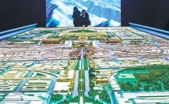 首都博物館“輝煌中軸”展廳內(nèi)，十六米長的中軸線沙盤，配以立體投影技術(shù)，展現(xiàn)北京中軸線之壯美。 本報記者 武亦彬攝