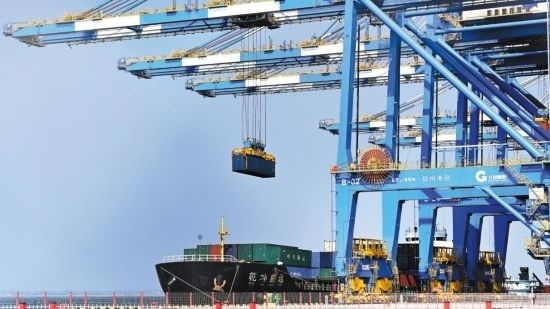 自動(dòng)化起重機(jī)在中國（廣西）自由貿(mào)易試驗(yàn)區(qū)欽州港吊裝集裝箱。（圖片來源：新華社）