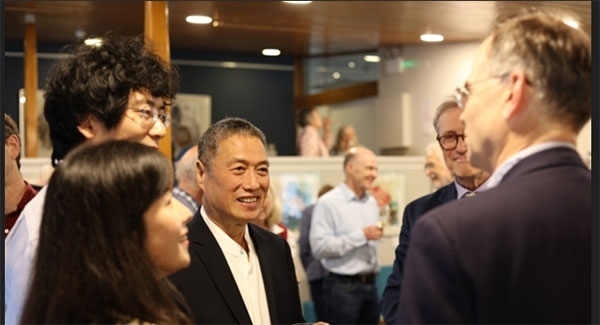 盧中見與嘉賓交流中國畫。許晉熙攝