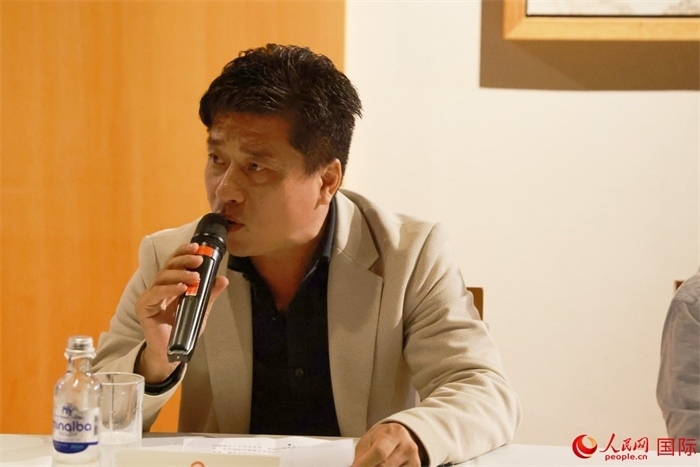 巴西中國(guó)浙江商會(huì)會(huì)長(zhǎng)鄭俠茂在座談會(huì)上致辭。人民網(wǎng)記者 陳海琪攝