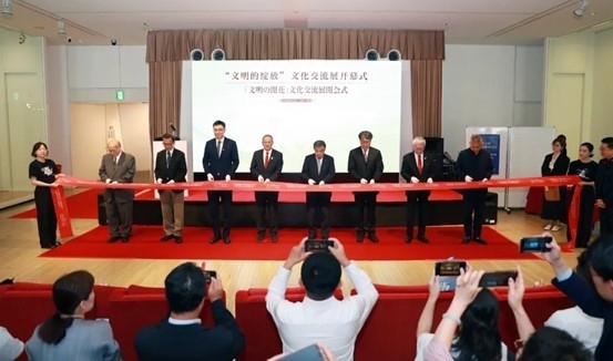 中外嘉賓共同為“文明的綻放”文化交流展開幕式剪彩。中國外文局國際傳播發(fā)展中心供圖