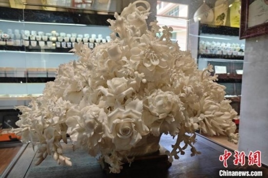 福建德化陶瓷以“白”見長，因白如雪、明如鏡、薄如紙、聲如磬、潤如玉而享譽世界。 吳冠標(biāo) 攝