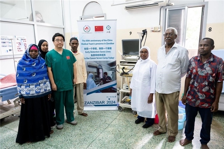 王璐醫(yī)生與部分患者合影。中國援桑醫(yī)療隊(duì)供圖