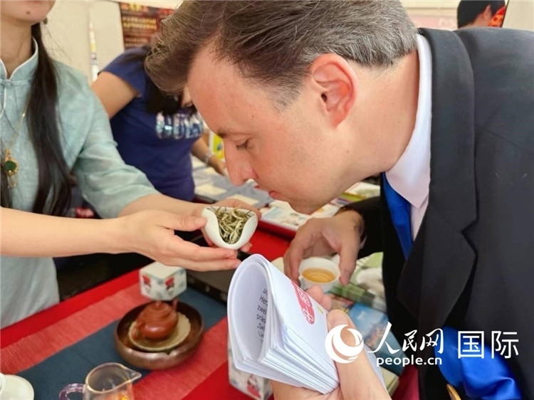 德國市民品鑒中國茶。人民網(wǎng)記者 劉赫攝