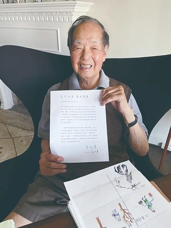 李政道先生曾面對(duì)鏡頭展示給中國(guó)高能物理事業(yè)的寄語。圖片來源：中國(guó)科學(xué)報(bào)