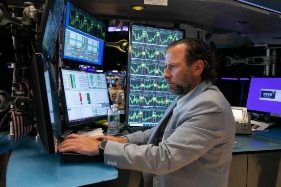 5月3日，交易員在美國紐約證券交易所交易大廳工作。新華社發(fā)（郭克攝）