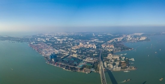 海南自貿(mào)港重點(diǎn)園區(qū)——洋浦經(jīng)濟(jì)開發(fā)區(qū)（2023年12月31日攝，無人機(jī)全景照片）。新華社記者 蒲曉旭 攝