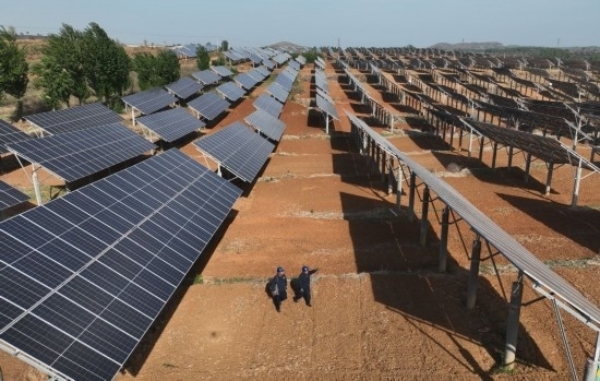 2024年4月16日，工人在河北省石家莊市靈壽縣譚莊鄉(xiāng)程家莊村的“農(nóng)光互補(bǔ)”光伏發(fā)電場巡查（無人機(jī)照片）。新華社記者 楊世堯 攝