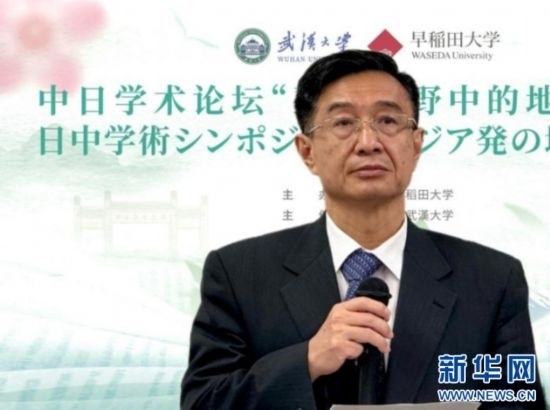 圖為中國(guó)駐日本大使館教育處公使銜參贊杜柯偉發(fā)表致辭。（武漢大學(xué)供圖）