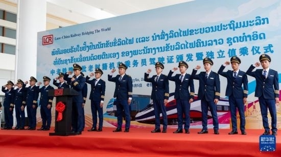 8月5日，在中老鐵路萬象站，中老鐵路首批14名老撾籍火車司機(jī)進(jìn)行宣誓。新華社發(fā)（凱喬 攝）