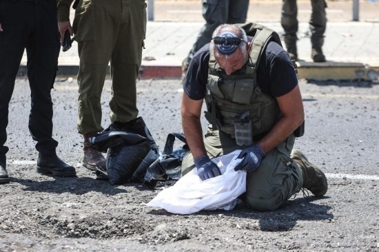 8月6日，在以色列納哈里亞，警方在無人機襲擊現(xiàn)場開展工作。以色列國防軍6日發(fā)表聲明說，多架無人機當(dāng)天從黎巴嫩射向以色列，造成以色列邊境城市納哈里亞數(shù)名平民受傷。新華社/基尼圖片社