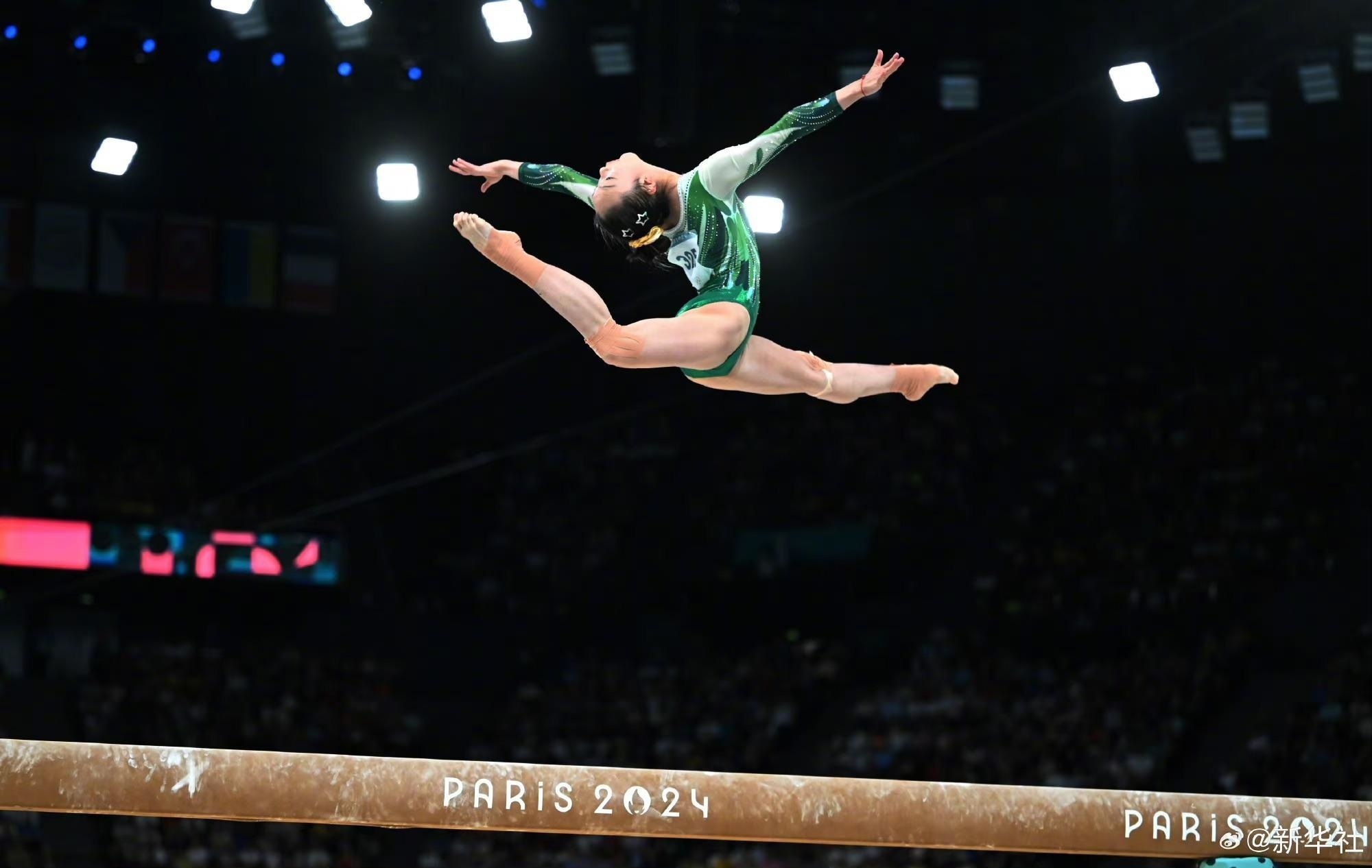 巴黎奧運(yùn)會(huì)體操女子平衡木比賽中，中國(guó)選手周雅琴的靚麗身姿
