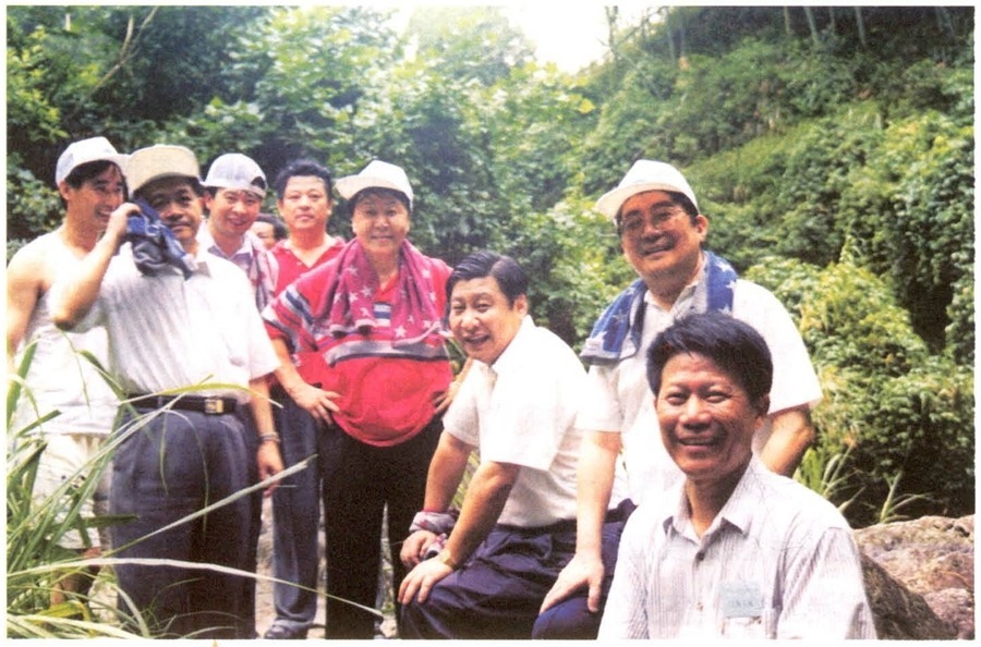 1999年6月，習近平在福州森林公園參加紀念毛主席“發(fā)展體育運動，增強人民體質(zhì)”題詞47周年登山健身活動。（資料照片，來源：《習近平在福建》（下））