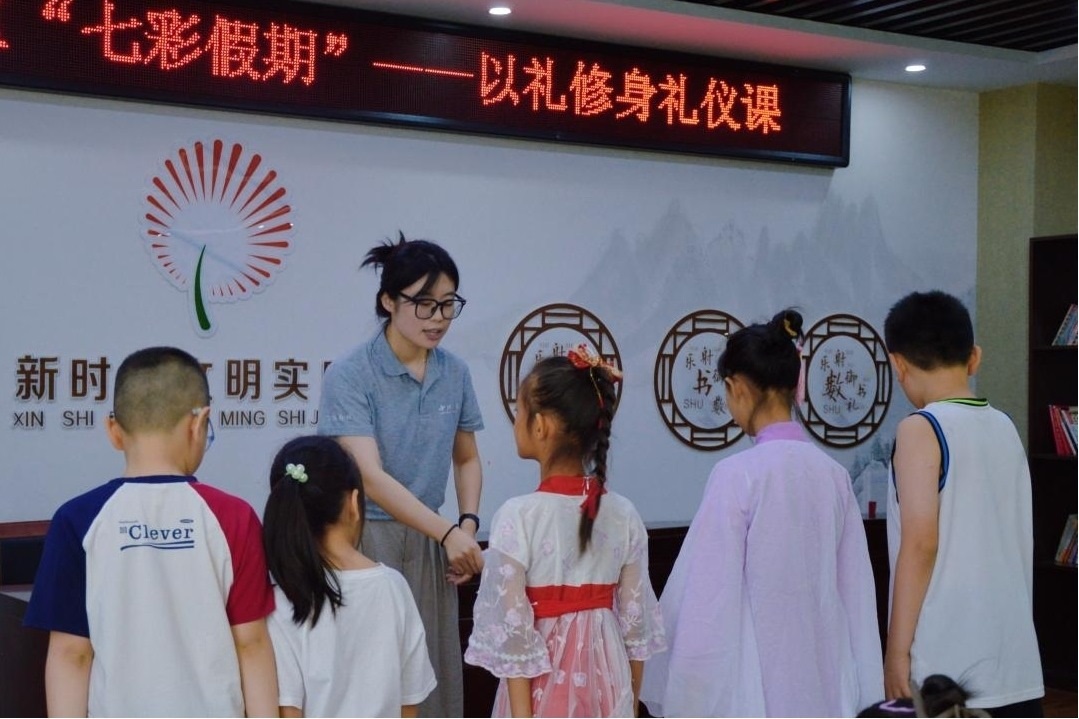 曲阜市小雪街道如意社區(qū)新時(shí)代文明實(shí)踐站以禮修身禮儀課。謝婉瑩 攝