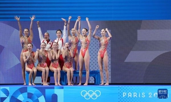 北京時間8月8日凌晨，巴黎奧運會花樣游泳集體項目的最后一項比賽集體技巧自選在巴黎奧林匹克水上運動中心舉行。中國隊奪得花樣游泳集體項目金牌。圖為中國隊在比賽后慶祝奪冠。新華社記者 薛宇舸 攝
