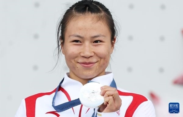 北京時間8月7日，在巴黎奧運會攀巖女子速度賽比賽中，中國選手鄧麗娟獲得銀牌。圖為亞軍中國選手鄧麗娟在頒獎儀式上。新華社記者 高靜 攝
