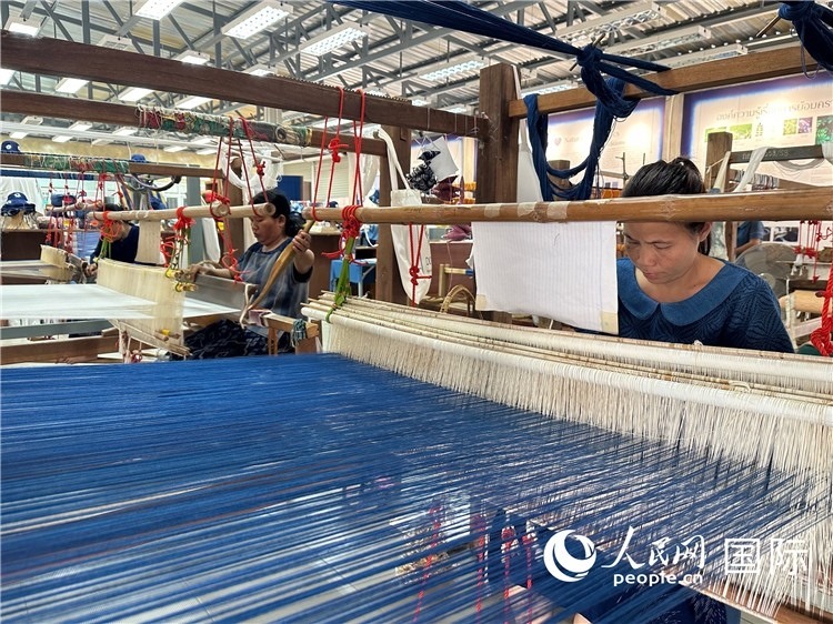 當(dāng)?shù)氐逅{(lán)染色織造手工作坊。人民網(wǎng)記者 簡(jiǎn)承淵攝