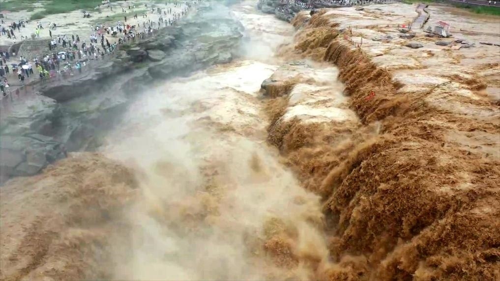 黃河壺口瀑布水量大增，出現(xiàn)壯美黃色瀑布群景觀。新華社發(fā) 呂桂明 攝