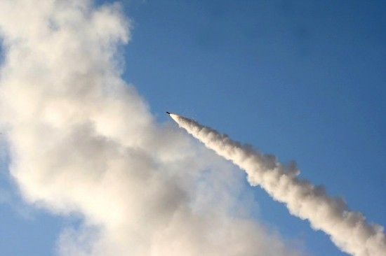 這張2011年6月28日在伊朗中部城市庫姆附近拍攝的照片顯示，一枚導(dǎo)彈在“偉大先知６”軍事演習(xí)中發(fā)射升空。新華社發(fā)