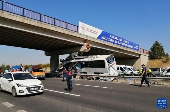 這是8月9日在土耳其安卡拉省波拉特勒拍攝的事故現(xiàn)場。新華社發(fā)（穆斯塔法·卡亞攝）