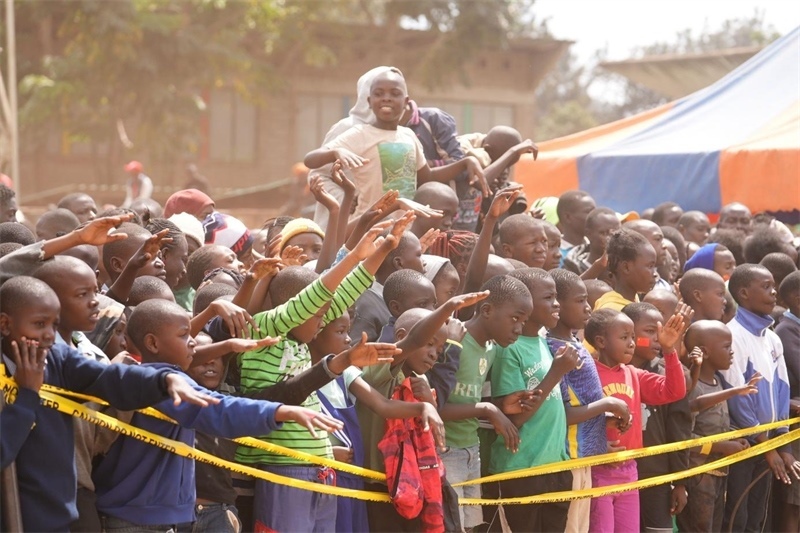 孩子們觀看達(dá)人秀。主辦方供圖