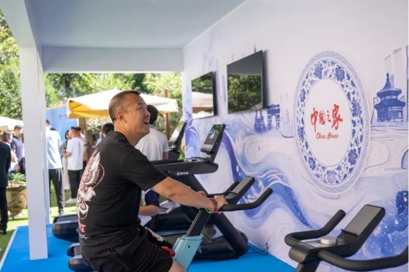 參觀者在智慧體育公園體驗動感單車。巴黎