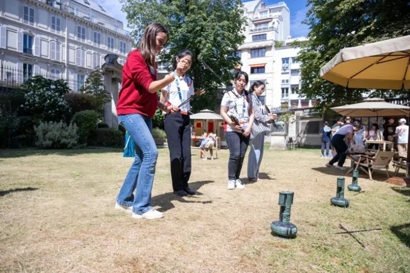 中外友人體驗投壺游戲。巴黎