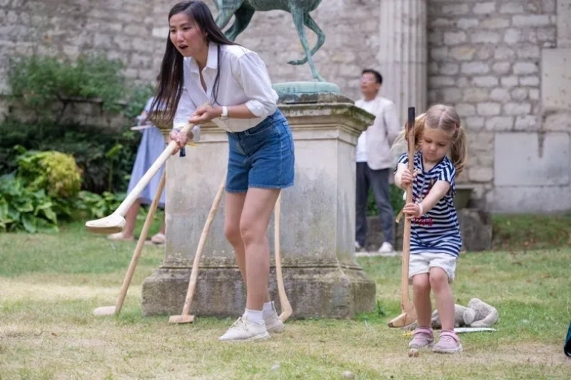 小朋友體驗捶丸游戲。巴黎