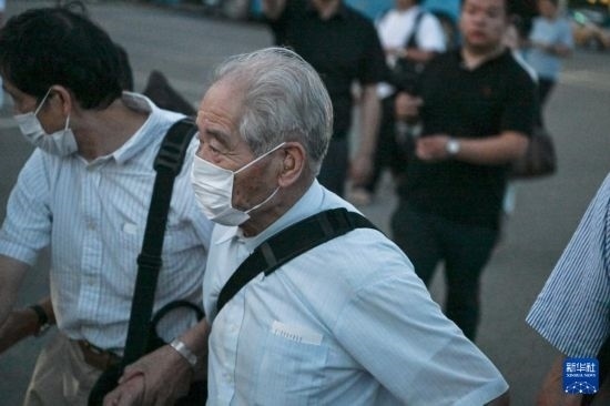 8月12日晚，侵華日軍第七三一部隊(duì)（簡(jiǎn)稱(chēng)“731部隊(duì)”）“少年隊(duì)”原隊(duì)員清水英男，乘機(jī)抵達(dá)哈爾濱。新華社記者 王松 攝