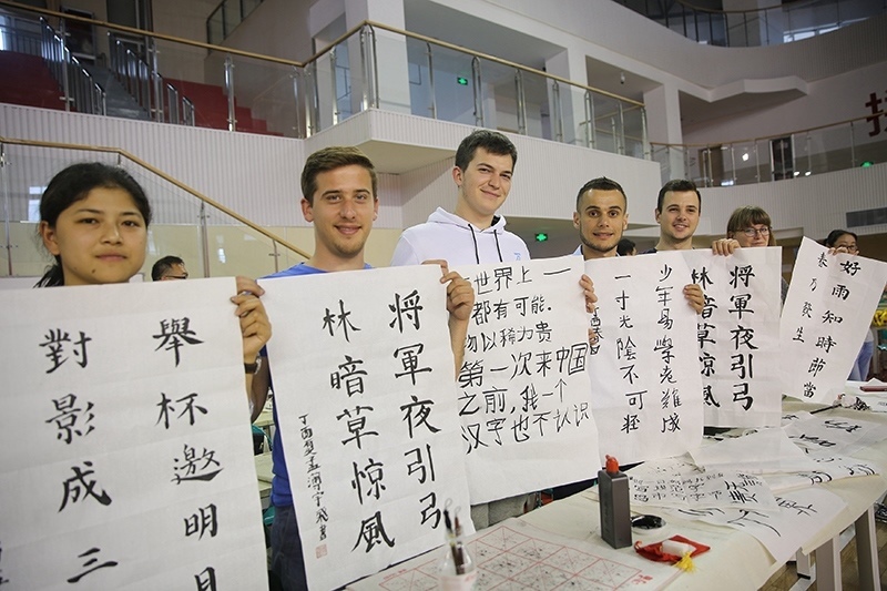 2017年6月5日，來自青島大學(xué)和中國石油大學(xué)（華東）的外國留學(xué)生在展示現(xiàn)場完成的書法作品。