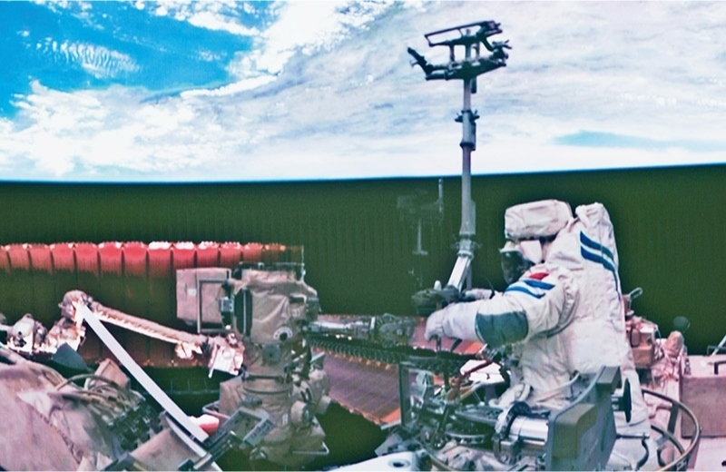 黨的十八大以來(lái)，我國(guó)科技事業(yè)取得歷史性成就、發(fā)生歷史性變革，科技自立自強(qiáng)成果持續(xù)涌現(xiàn)。圖為2024年7月3日在北京航天飛行控制中心拍攝的神舟十八號(hào)航天員李聰在空間站組合體艙外作業(yè)的畫面。 新華社記者 郭中正/攝