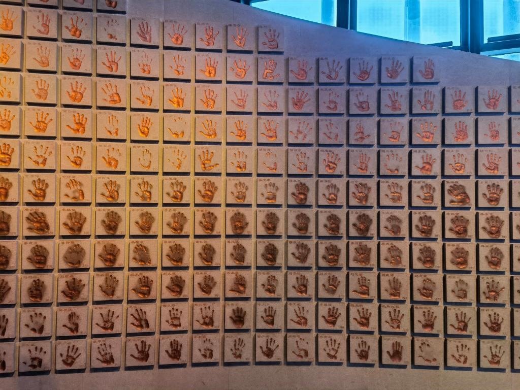 圖為侵華日軍南京大屠殺遇難同胞紀(jì)念館“三個必勝”展廳排列的648個鮮紅的手?。ň植浚?。新華社記者 邱冰清 攝