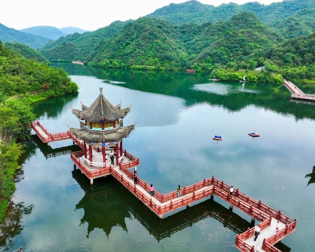 2024年8月11日，游客在湖南省雙牌縣陽明山國家森林公園萬和湖休閑游玩。新華社發(fā)（周秀魚春攝）