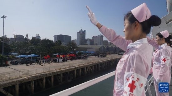 當?shù)貢r間8月16日上午10時許，執(zhí)行“和諧使命-2024”任務的中國海軍“和平方舟”號醫(yī)院船圓滿結束對莫桑比克的訪問，駛離馬普托港，前往本次任務第五站南非。新華社發(fā)（曹春耀 攝）