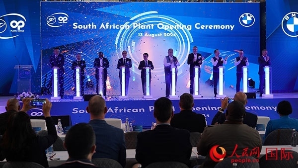 嘉賓點(diǎn)亮燈柱。人民網(wǎng) 張茜攝