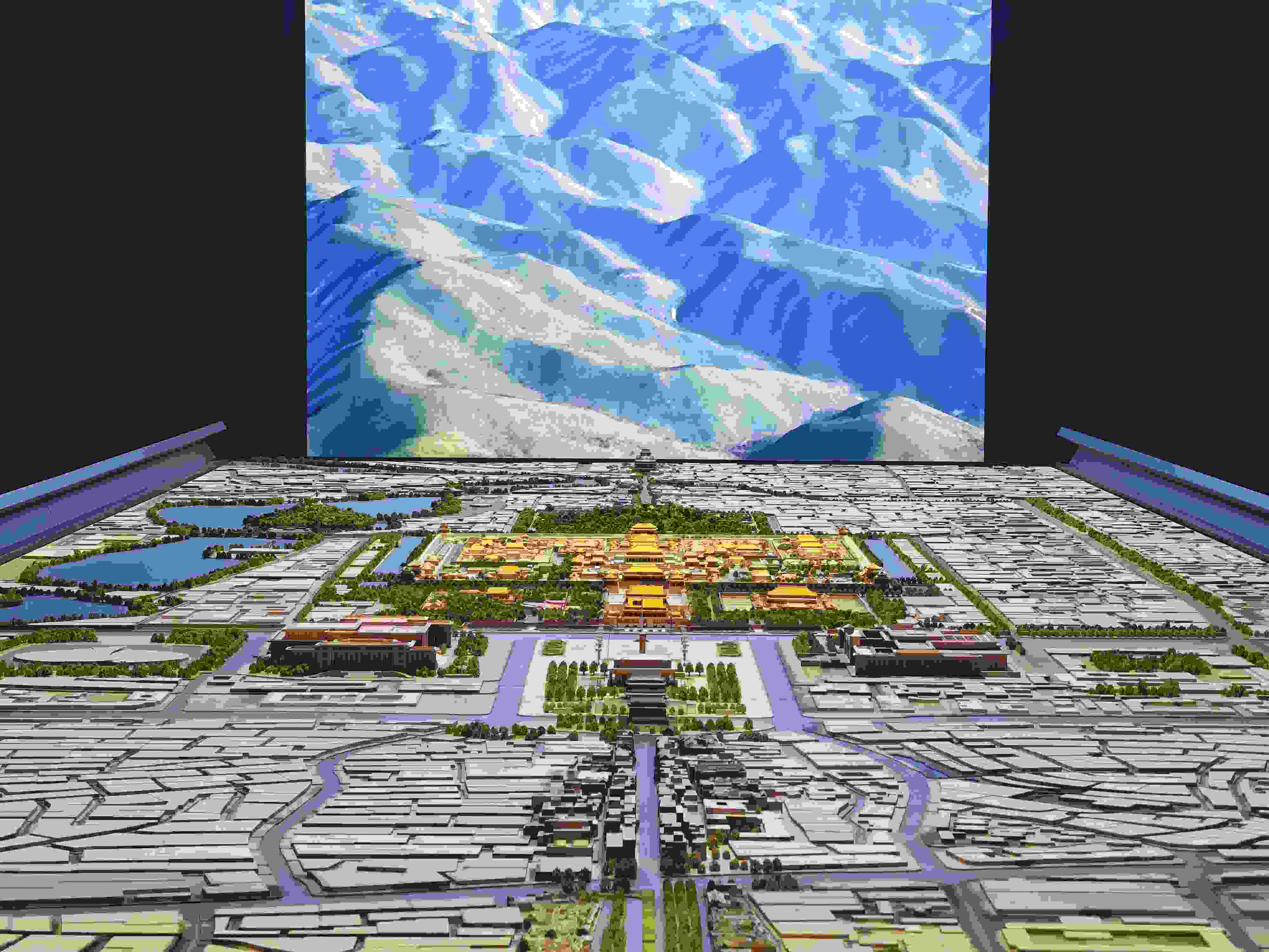 2023年3月，北京首都博物館精心制作的16米長(zhǎng)中軸線沙盤(pán)，配以立體投影技術(shù)，展現(xiàn)了北京中軸線之壯美。