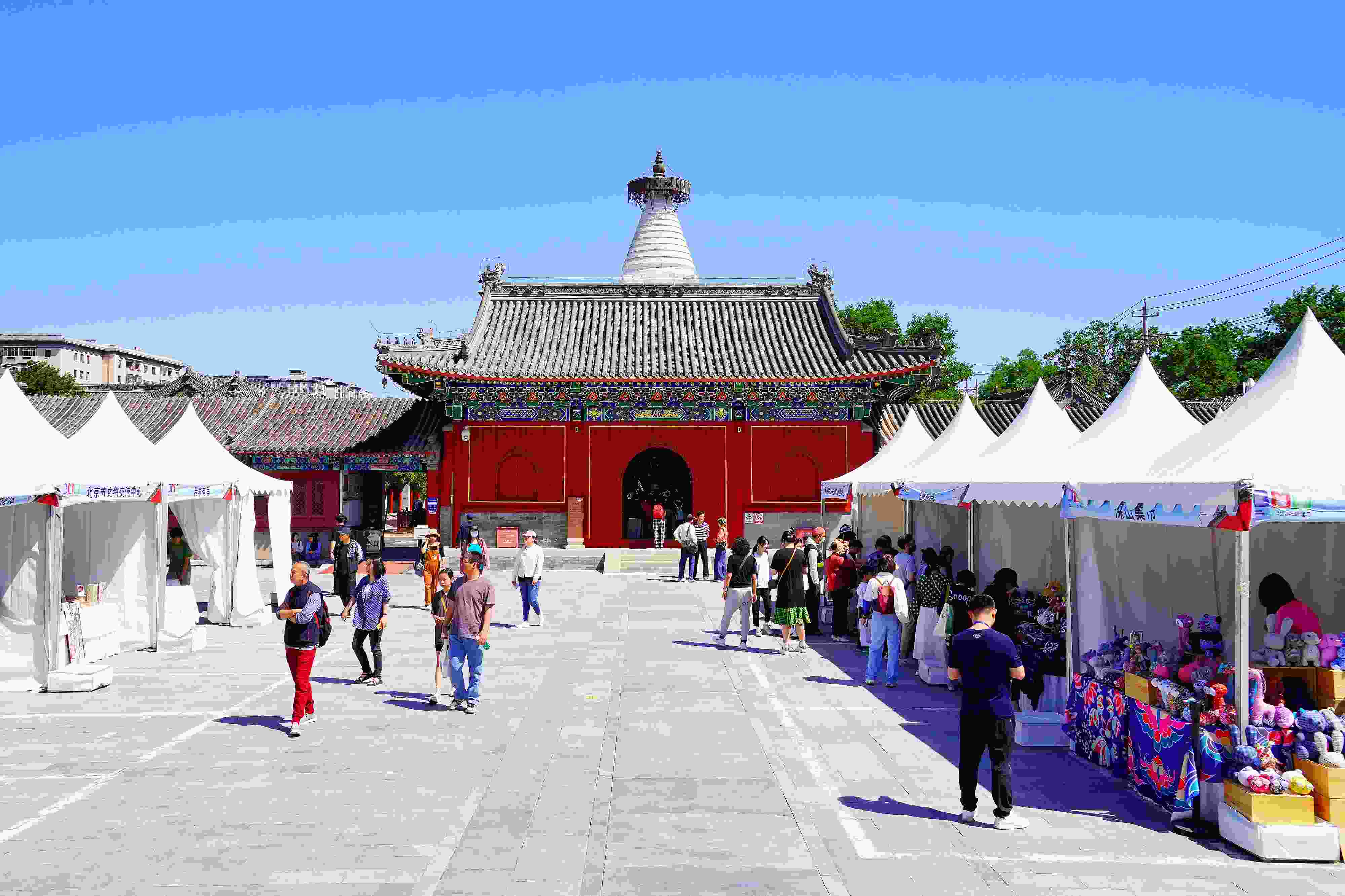 2024年5月，“北京白塔文化市集”在已有700余年歷史的妙應(yīng)寺白塔下舉行。