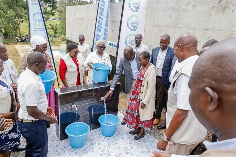 肯尼亞總統(tǒng)魯托考察南迪山供水項目設(shè)備運行情況。中鐵十局供圖