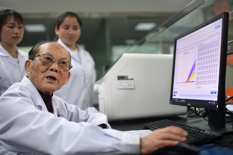 2021年6月17日，吳天一（前）在青海西寧的實驗室內(nèi)和學(xué)生討論。