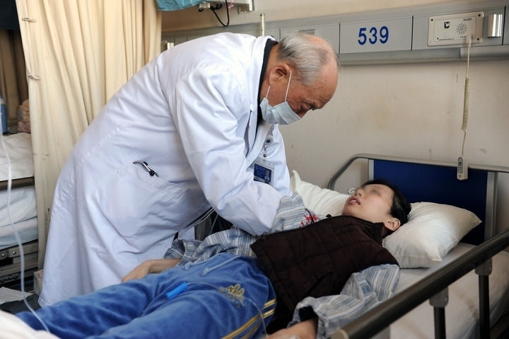 瑞金醫(yī)院終身教授王振義在上海瑞金醫(yī)院為病人看病（資料照片）。 新華社發(fā)