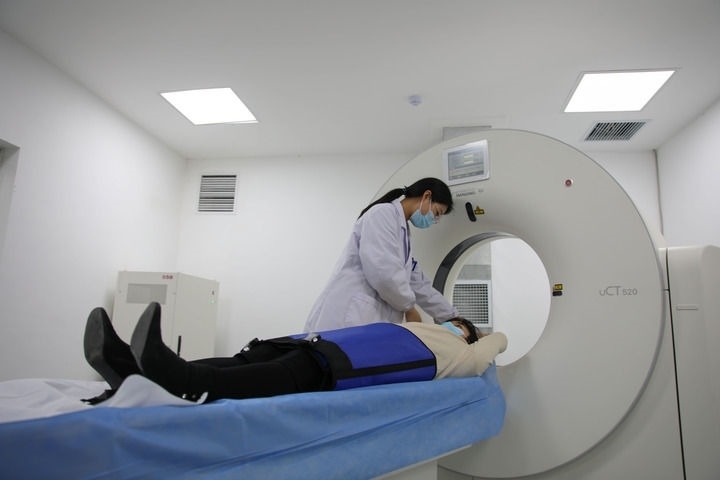 2023年3月2日，安徽省合肥市包河區(qū)煙墩街道社區(qū)衛(wèi)生服務(wù)中心的醫(yī)護(hù)人員為患者進(jìn)行CT檢查。 新華社記者 曹力 攝