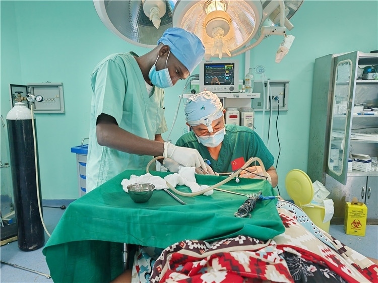 李廣醫(yī)生與當(dāng)?shù)蒯t(yī)生在做手術(shù)中。中國援桑醫(yī)療隊供圖