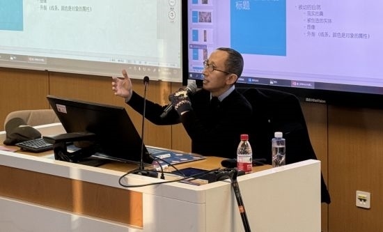 從去年秋天起，還在治療中的朱銳就堅(jiān)持給本科生開(kāi)課。（受訪(fǎng)者供圖）